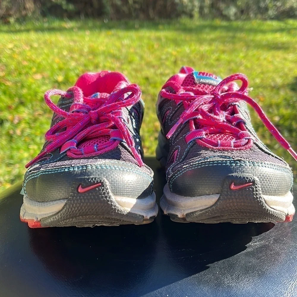 NIKE Alvord 10 Sneakers Womens size 6 Pink/Gray